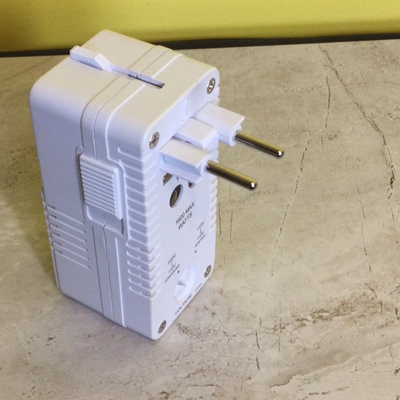 Brookstone Travel Power Converter - Picture 5 of 14